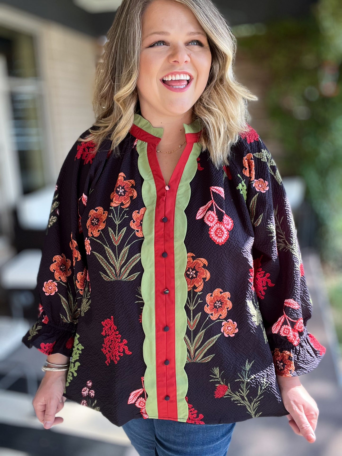 Hermosa Flor Curvy Black Floral Textured Top