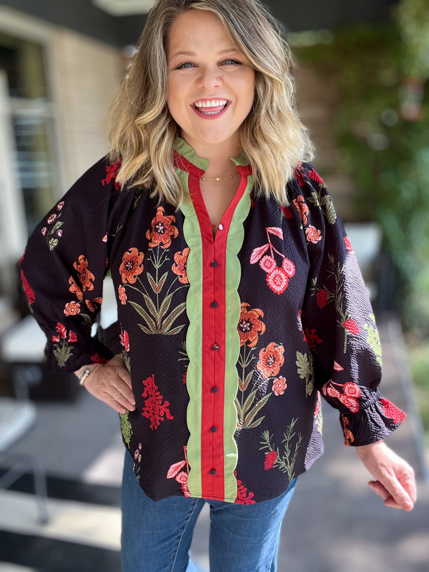 Hermosa Flor Curvy Black Floral Textured Top