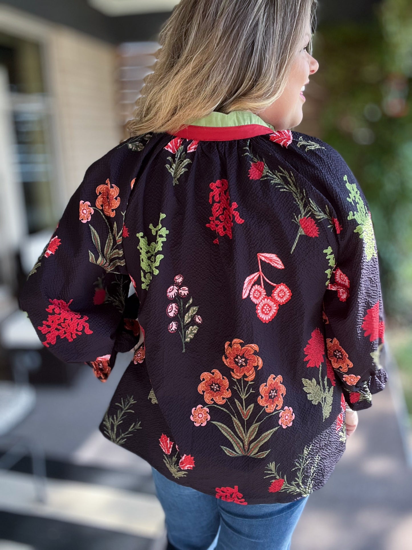 Hermosa Flor Curvy Black Floral Textured Top