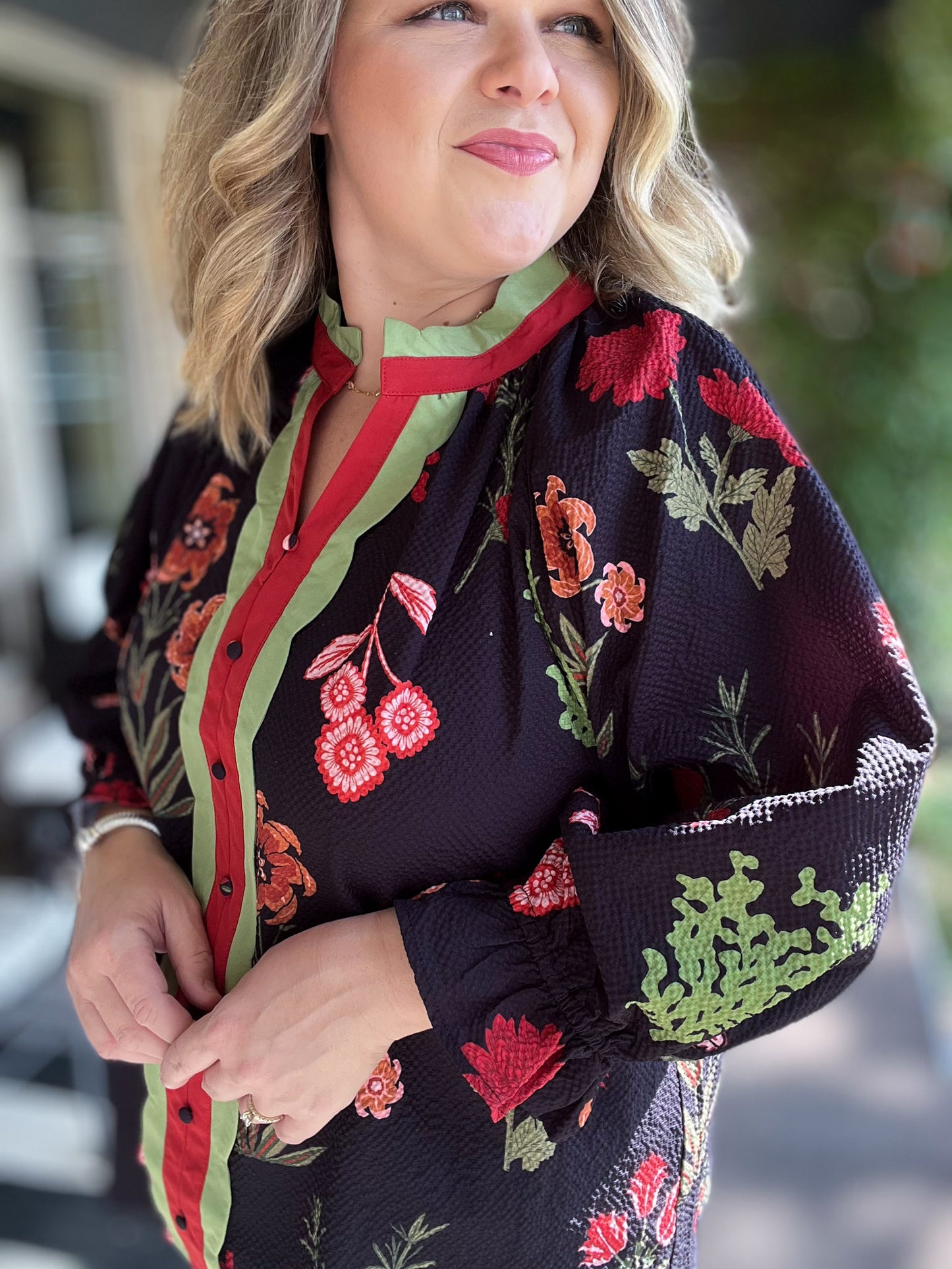Hermosa Flor Curvy Black Floral Textured Top