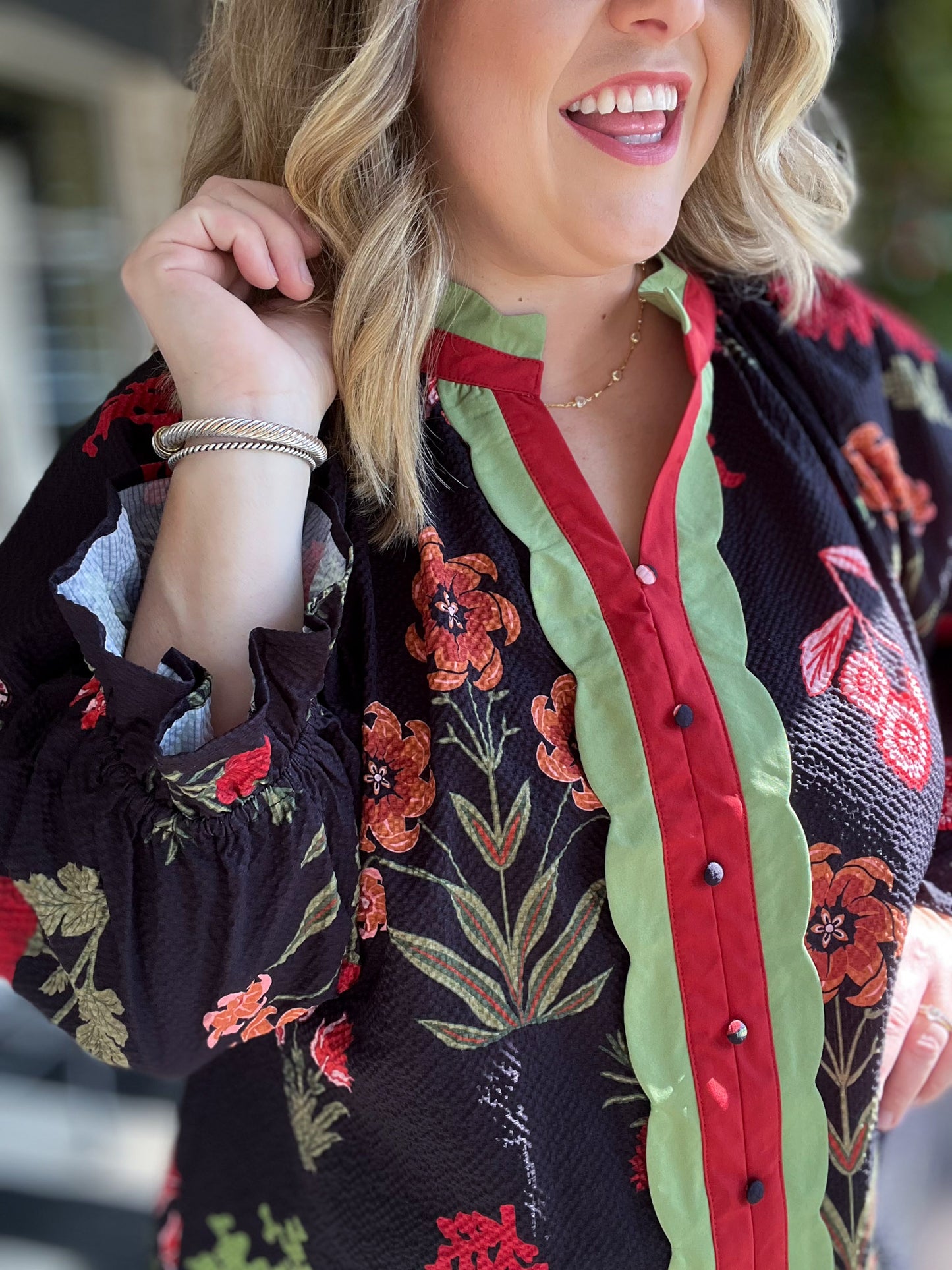 Hermosa Flor Curvy Black Floral Textured Top