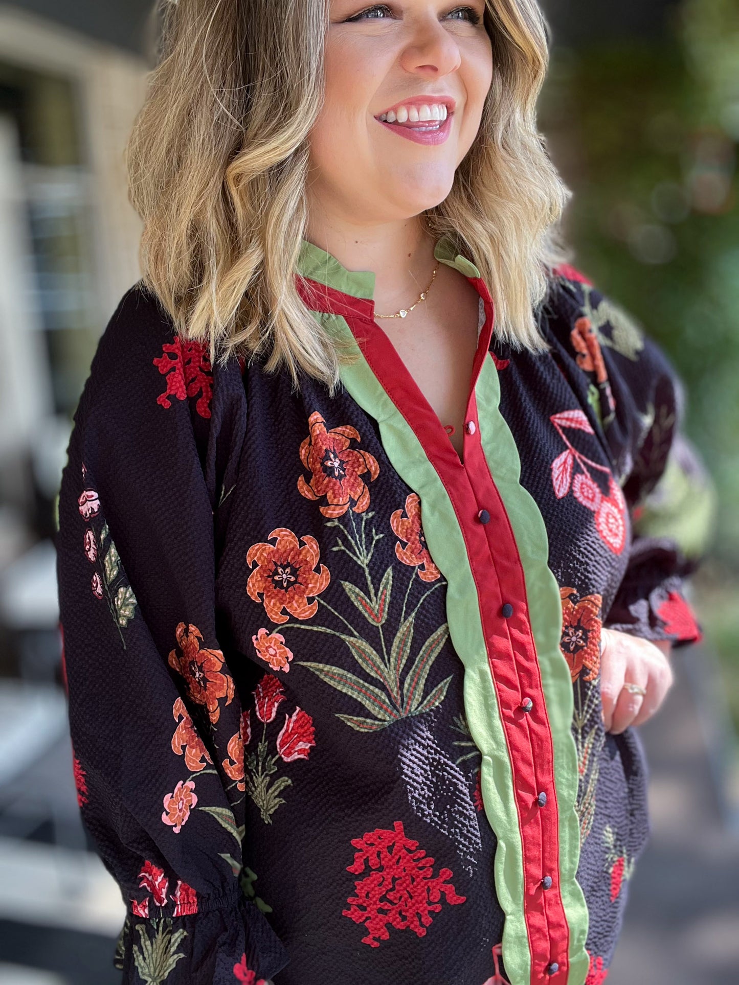 Hermosa Flor Curvy Black Floral Textured Top