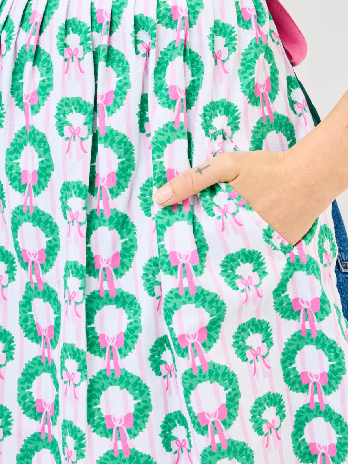 Rosy Wreaths Apron